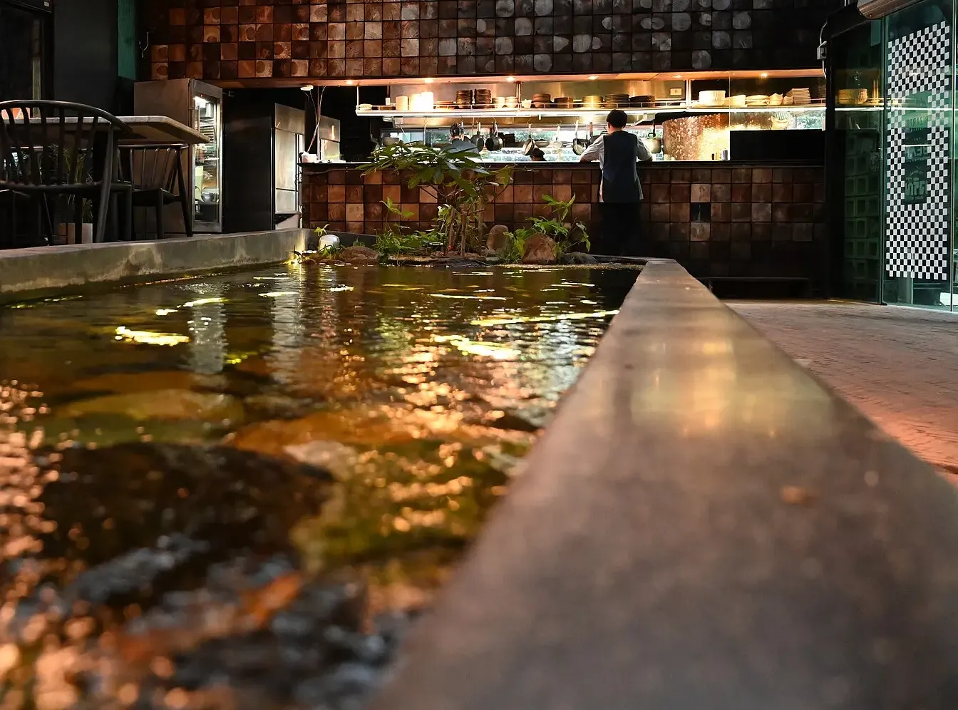 The dining room at Yuki Royal, Athurugiriya, in black and gold